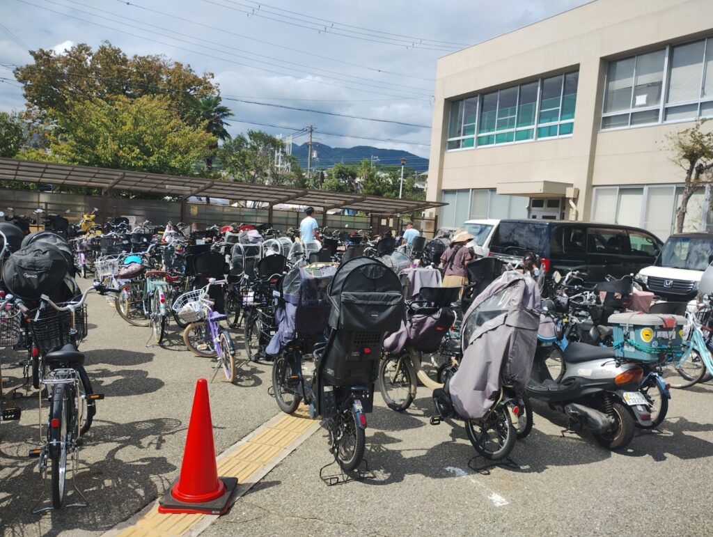 駐車場いっぱいの自転車
